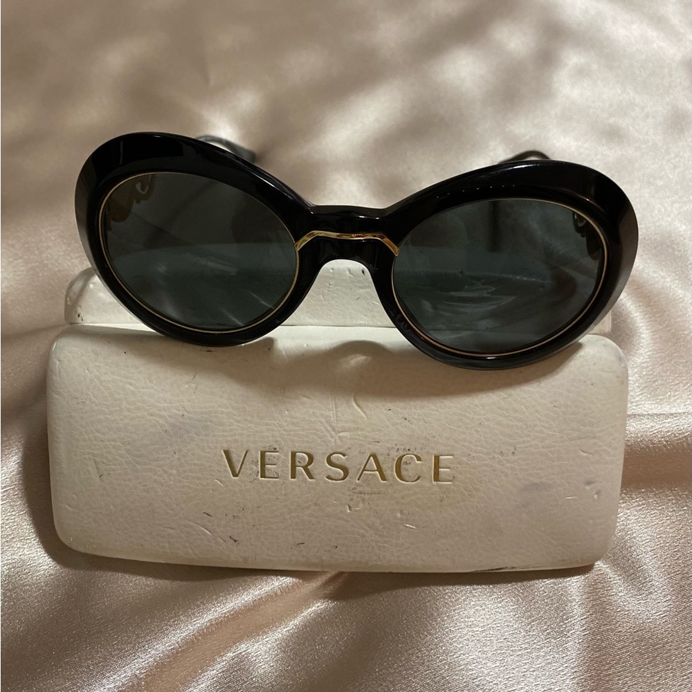 Vintage Versace Sunglasses(GREAT condition!!)